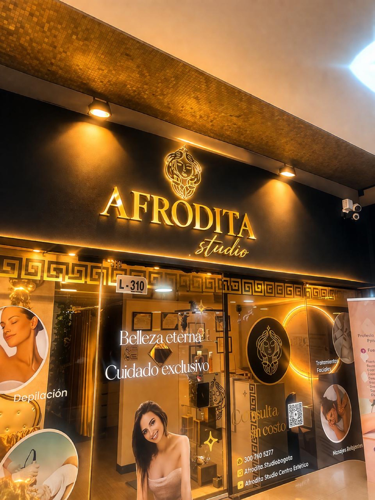 Fachada iluminada de Afrodita Spa Bogotá